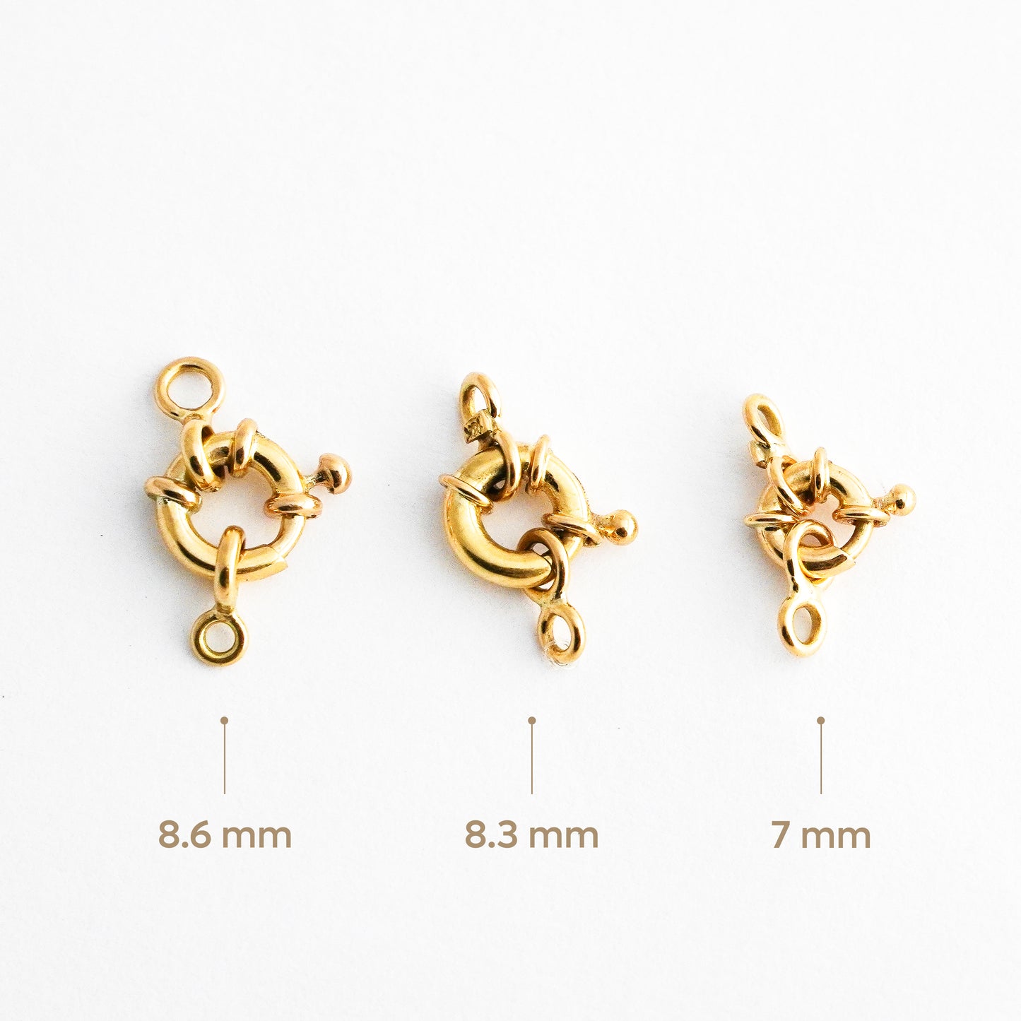 Broche mosquetón o timón en Oro 18K