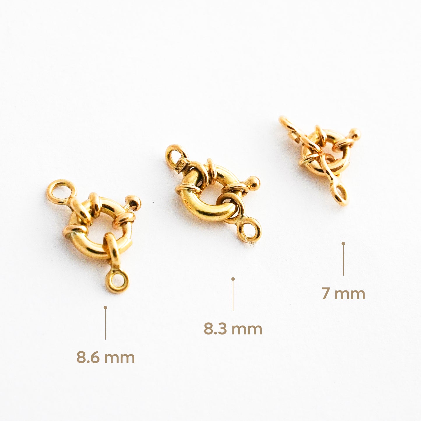 Broche mosquetón o timón en Oro 18K