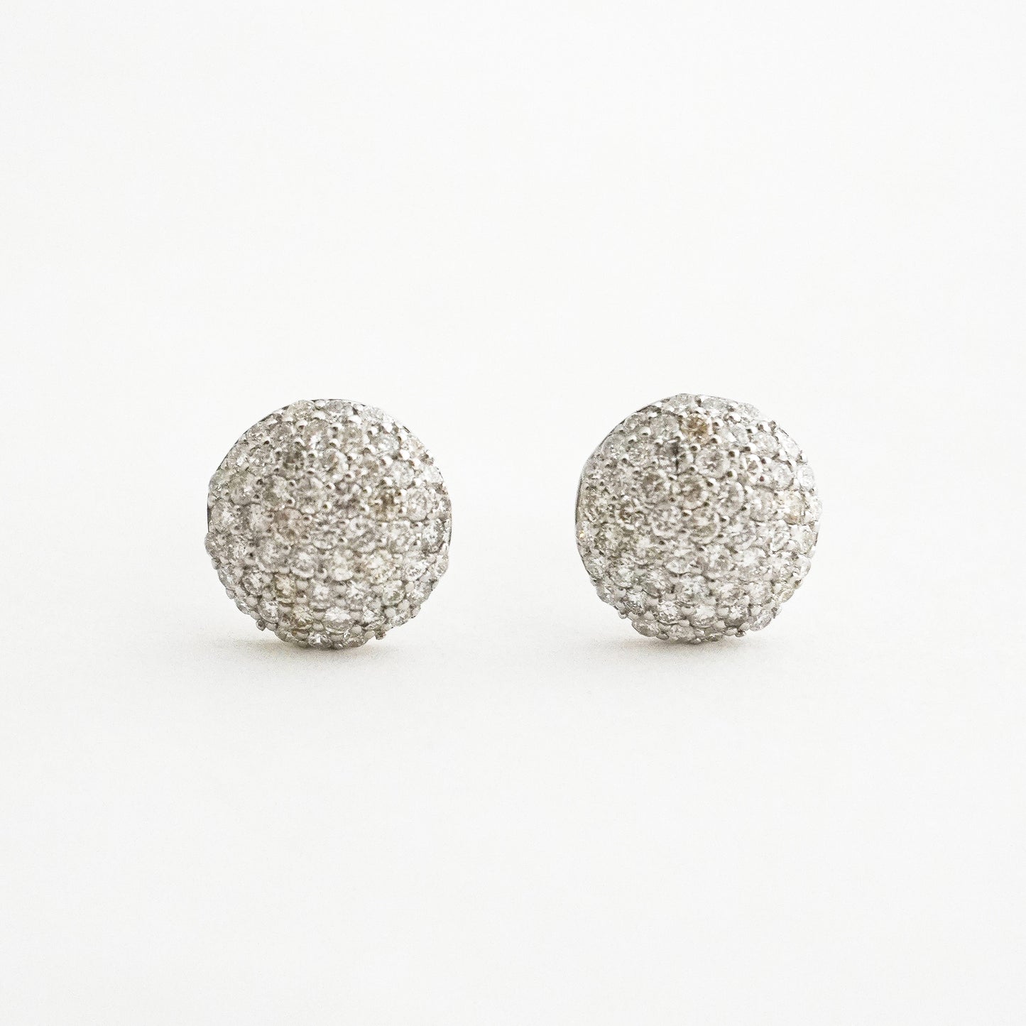 Aretes Media Bola con Diamantes Naturales en Oro Blanco 18K