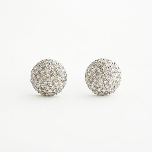 Aretes Media Bola con Diamantes Naturales en Oro Blanco 18K