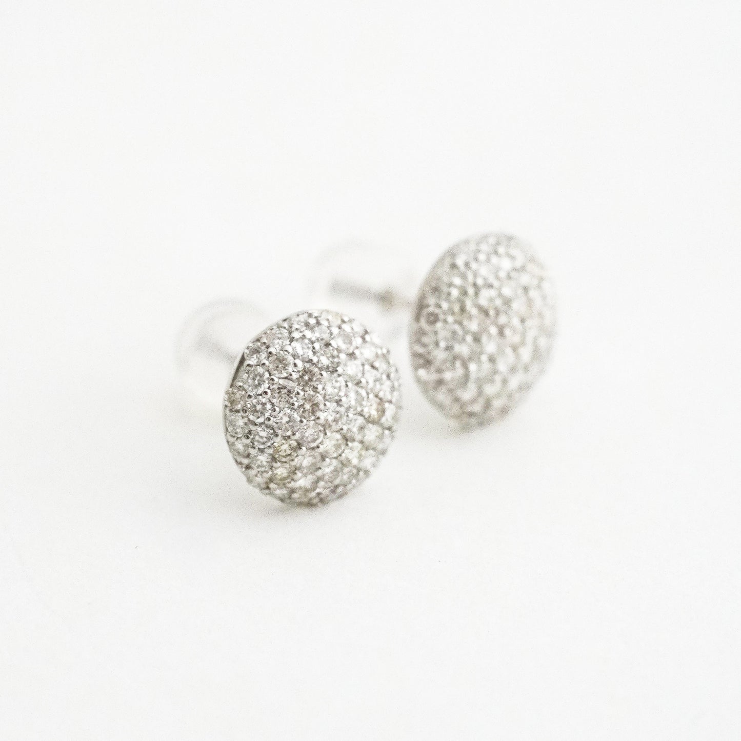 Aretes Media Bola con Diamantes Naturales en Oro Blanco 18K