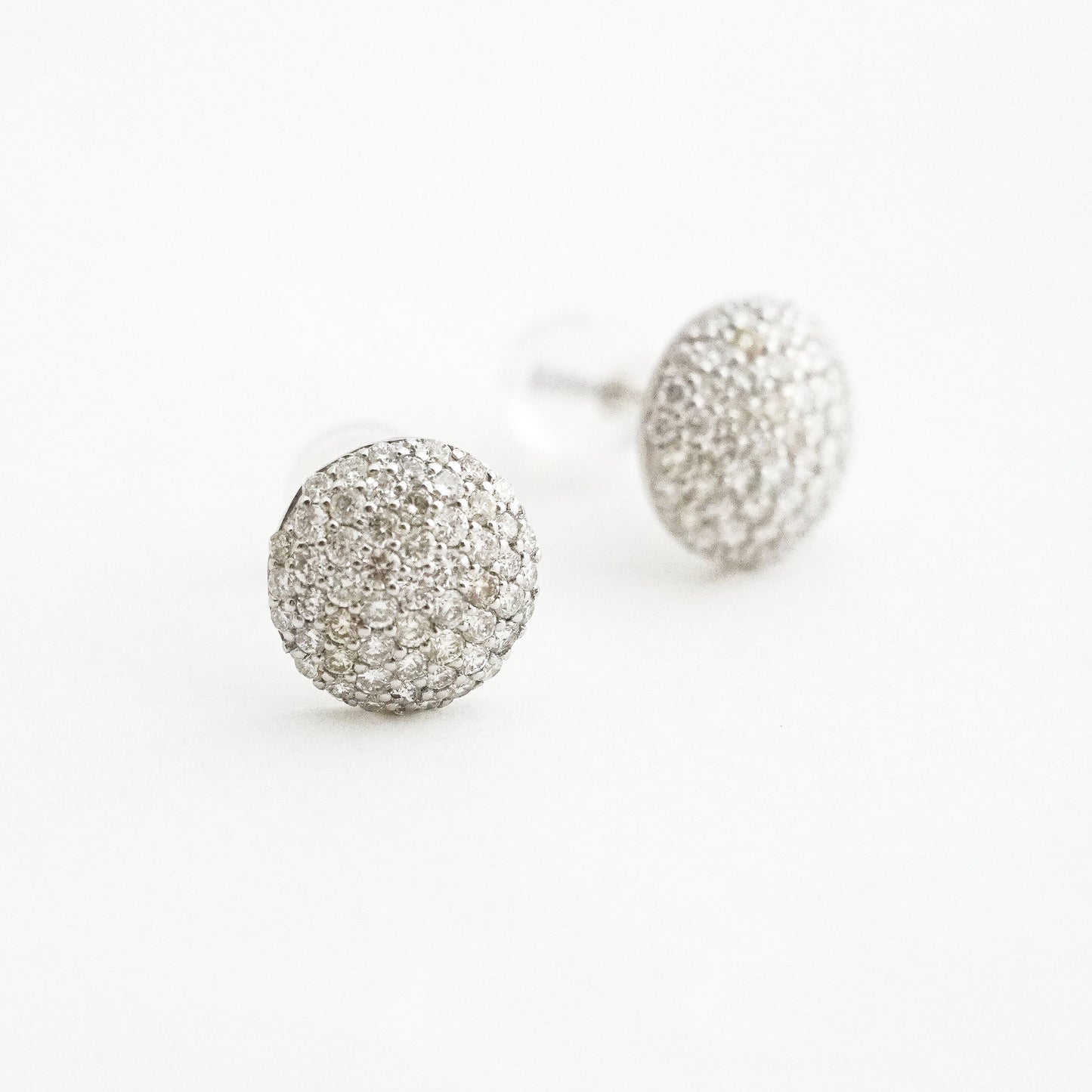 Aretes Media Bola con Diamantes Naturales en Oro Blanco 18K