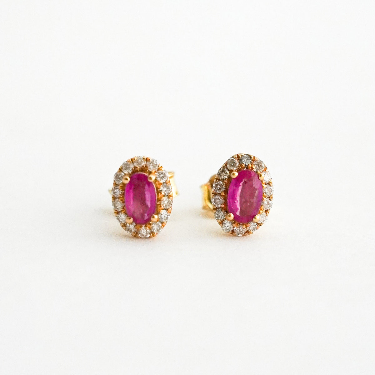 Aretes Imperial Oval con Rubí y Diamantes Naturales en Oro 18K