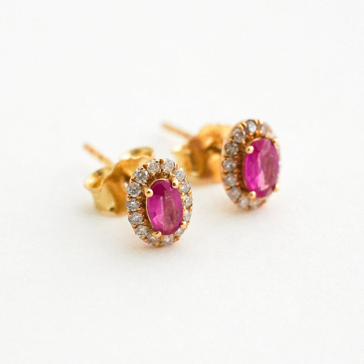 Aretes Imperial Oval con Rubí y Diamantes Naturales en Oro 18K