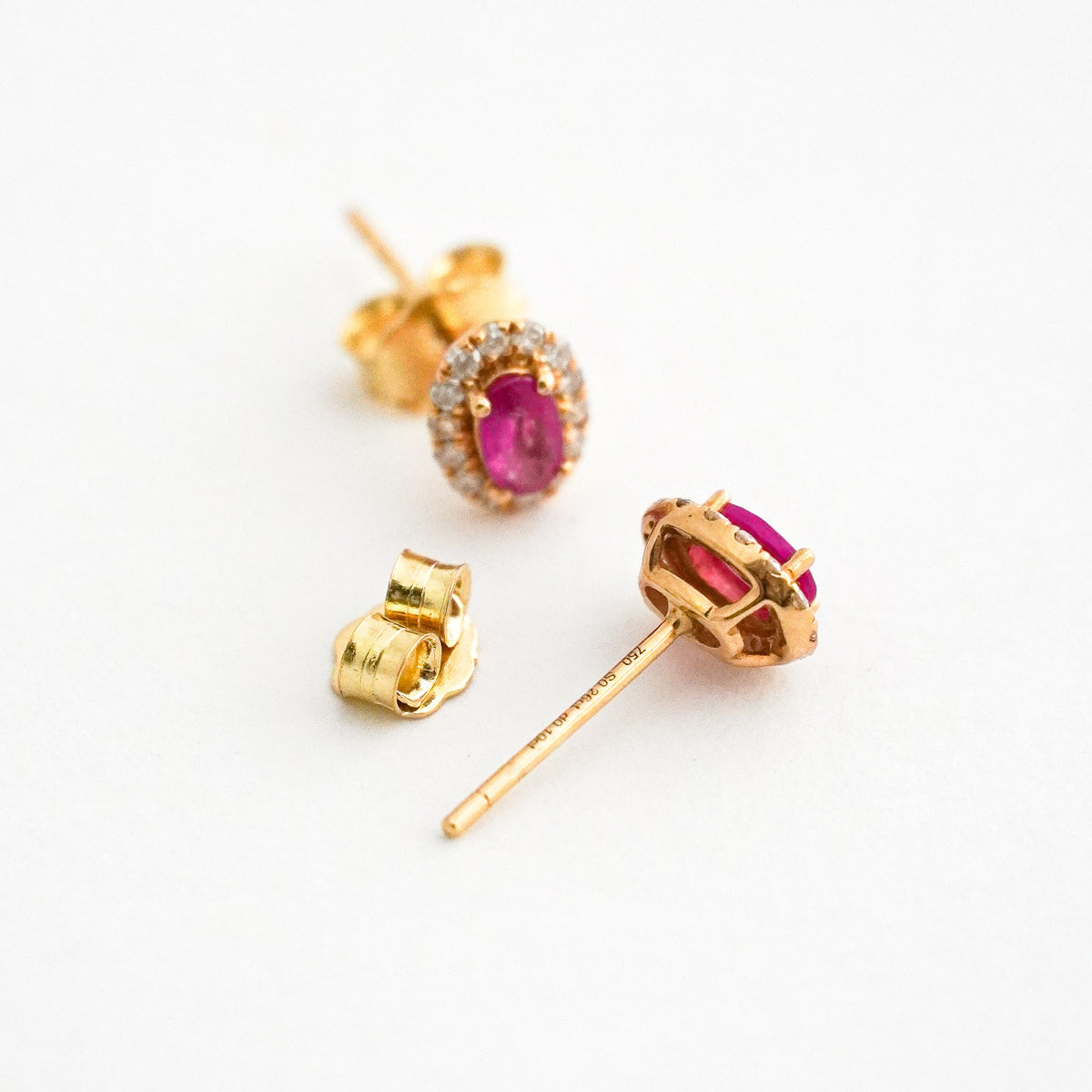 Aretes Imperial Oval con Rubí y Diamantes Naturales en Oro 18K