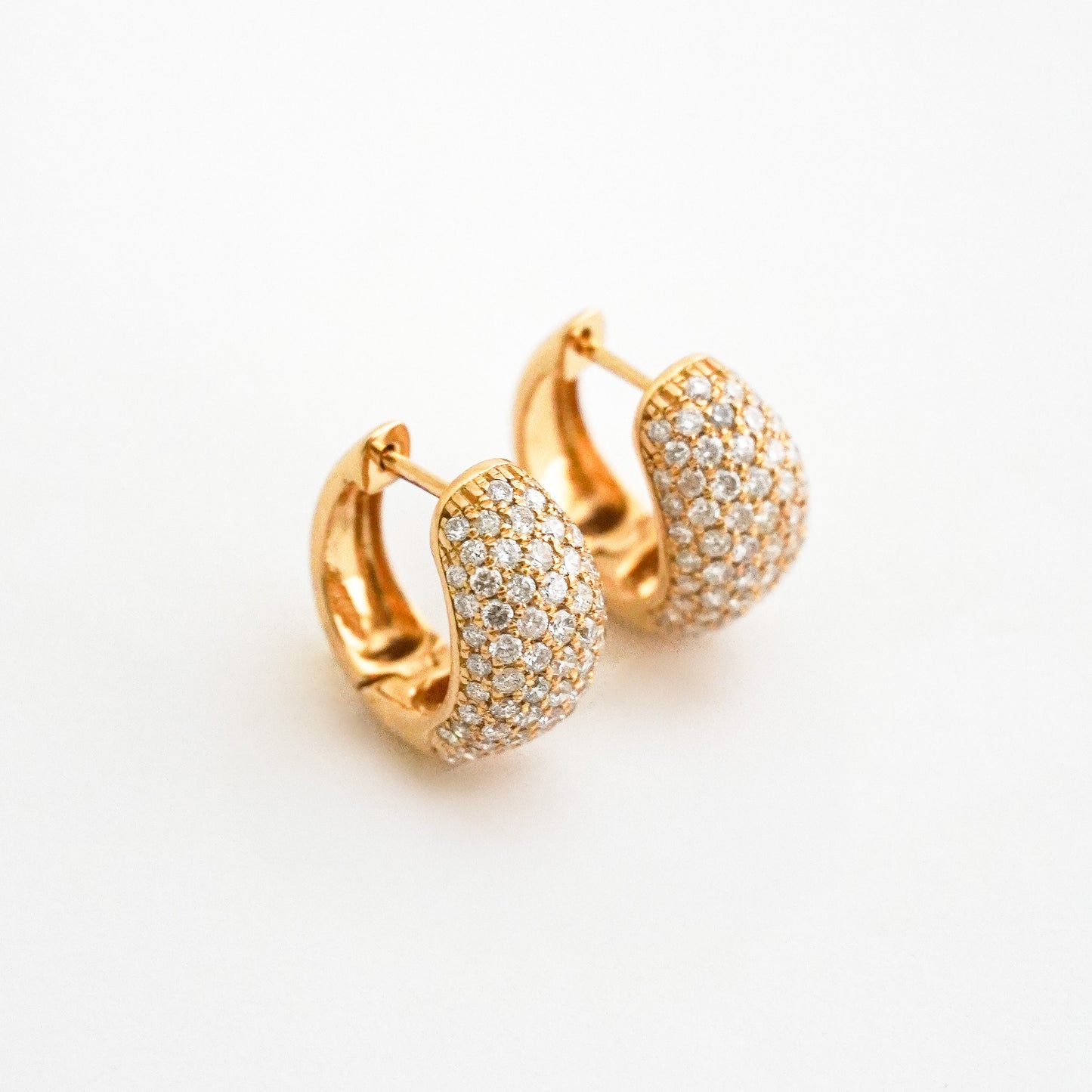 Argollas Huggies 7R con Diamantes Naturales en Oro 18K