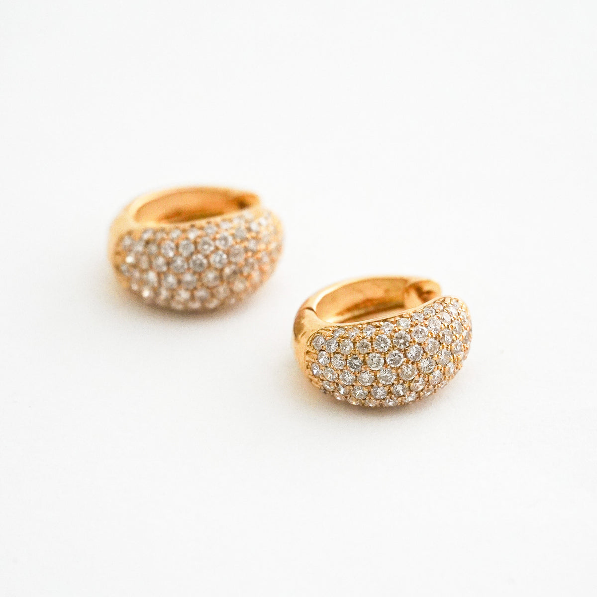 Argollas Huggies 7R con Diamantes Naturales en Oro 18K