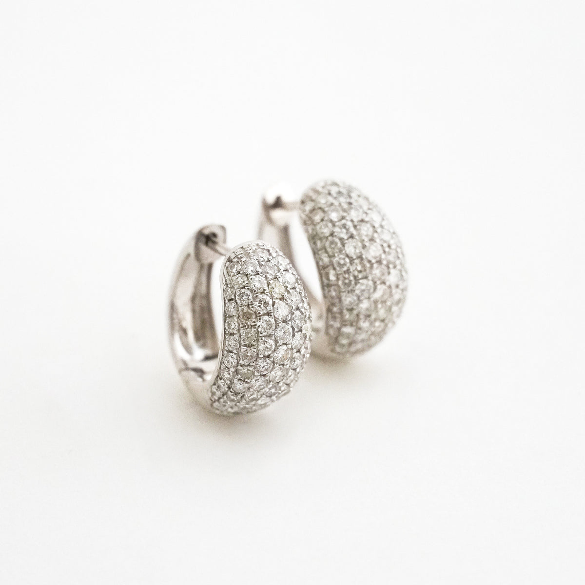 Argollas Huggies 7R con Diamantes Naturales en Oro Blanco 18K
