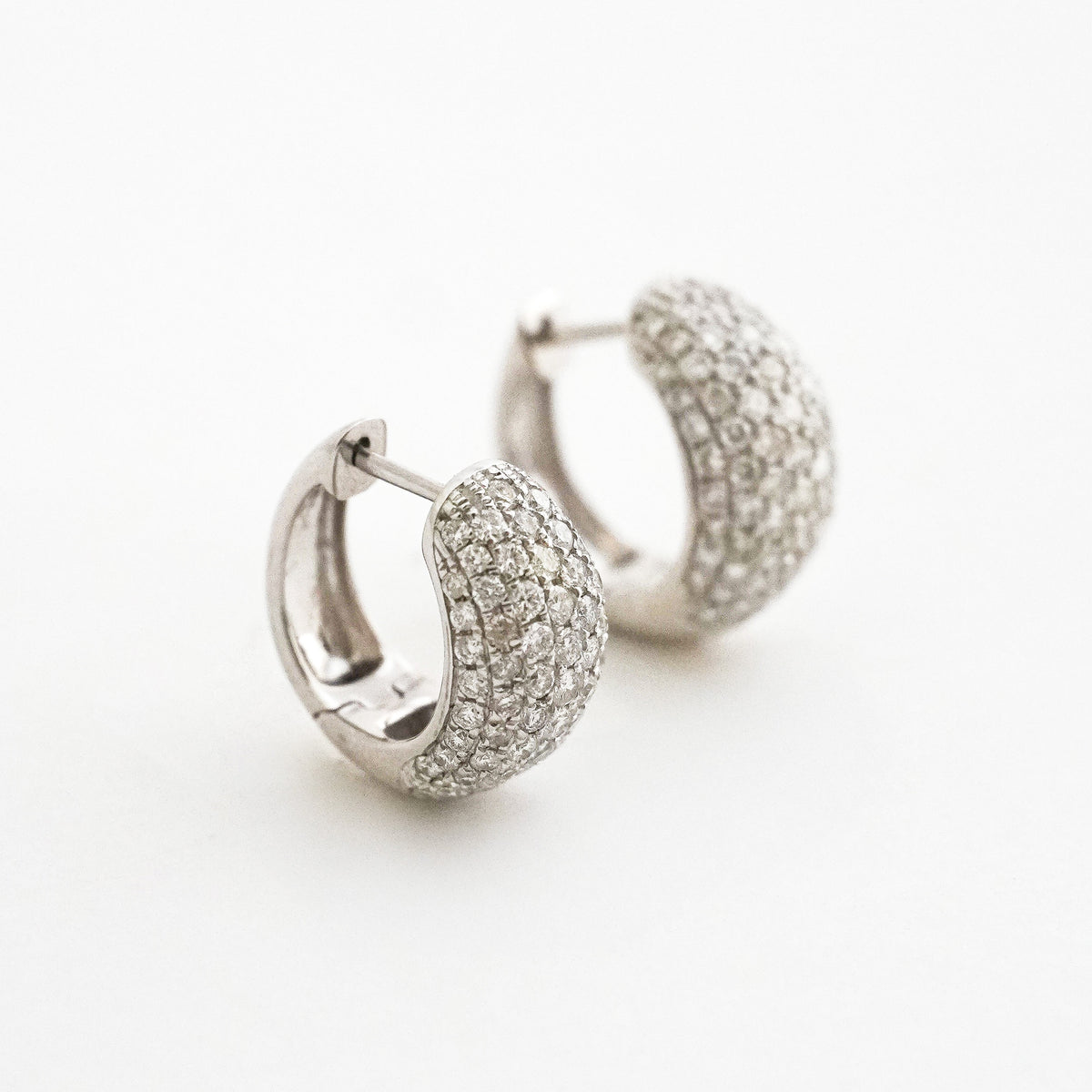 Argollas Huggies 7R con Diamantes Naturales en Oro Blanco 18K