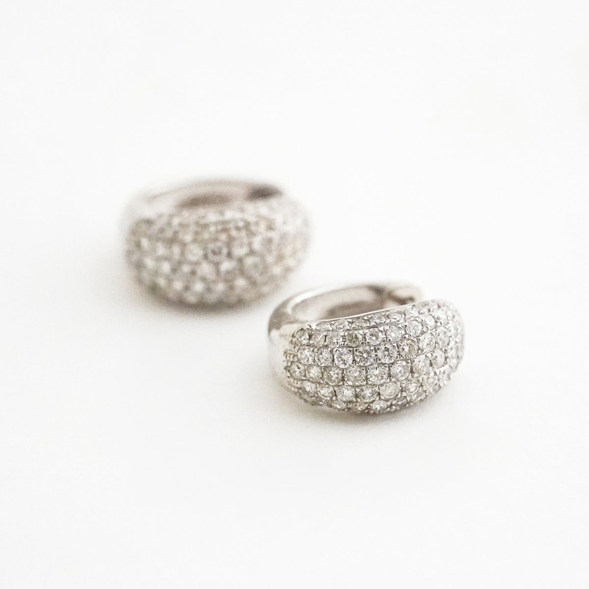 Argollas Huggies 7R con Diamantes Naturales en Oro Blanco 18K