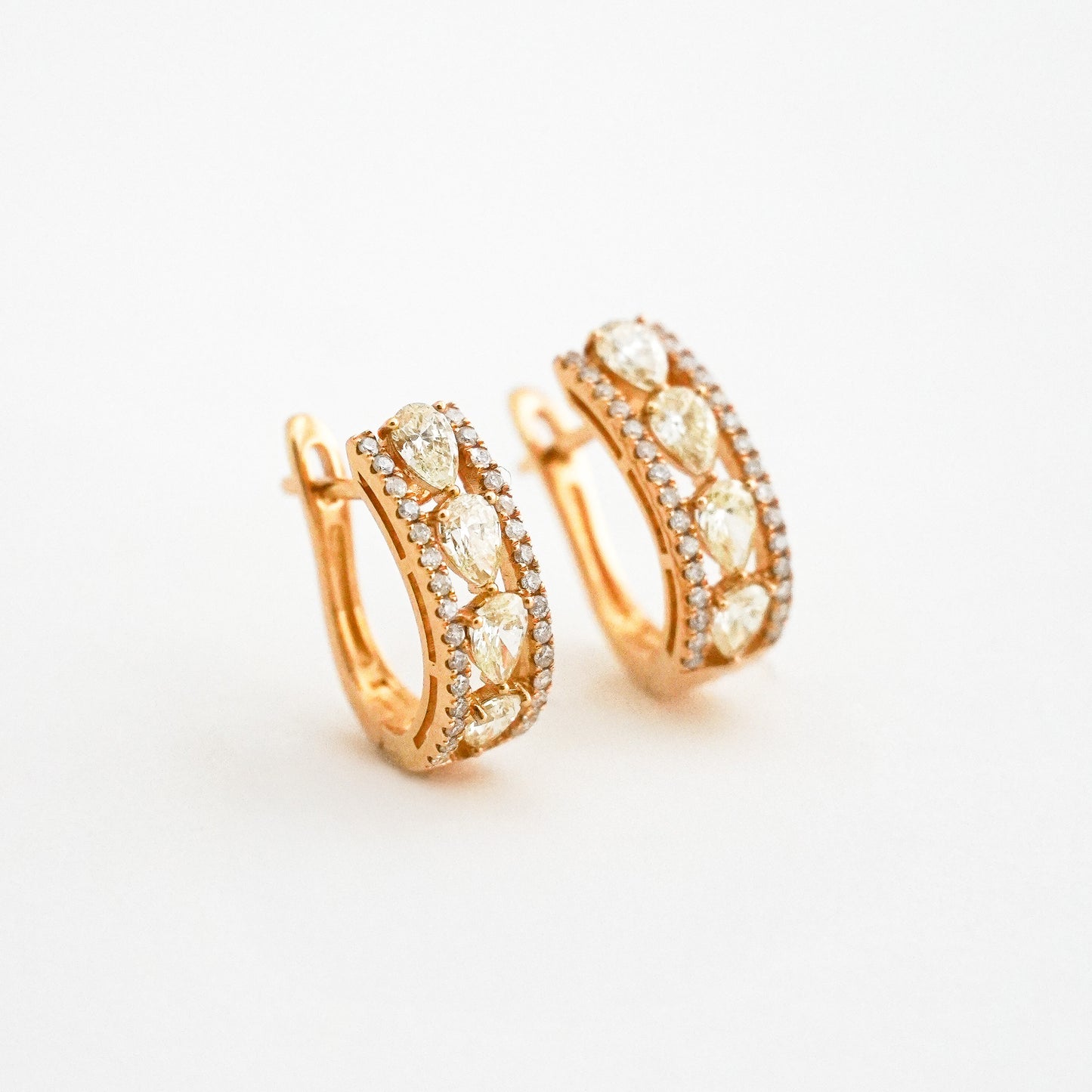 Argollas con Diamantes Pera Rivier en Oro 18K