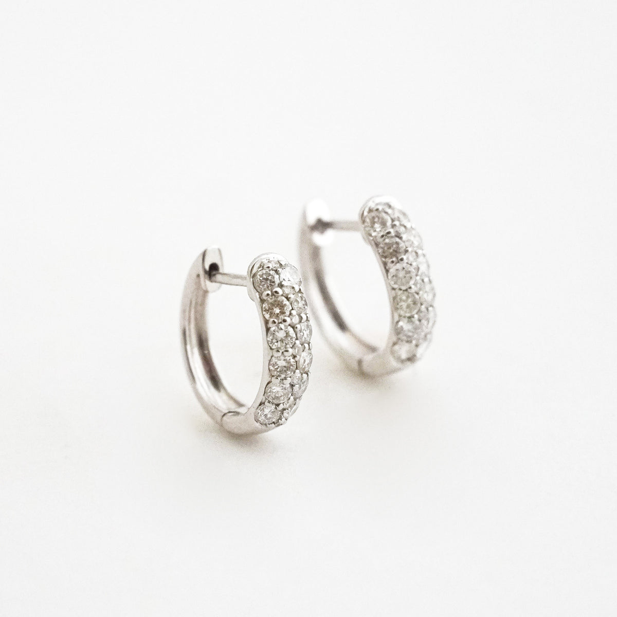 Argollas Huggies 2R con Diamantes Naturales en Oro Blanco 18K