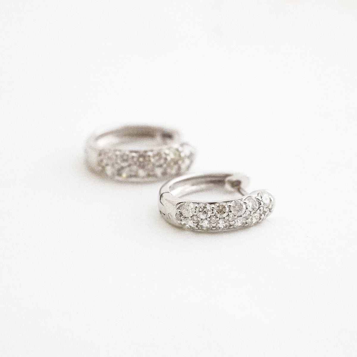 Argollas Huggies 2R con Diamantes Naturales en Oro Blanco 18K