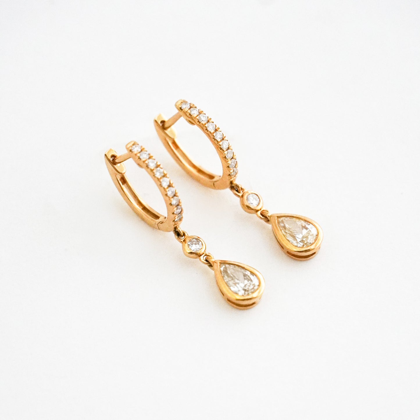 Argollas Colgantes con Diamante Natural Pera en Oro 18K