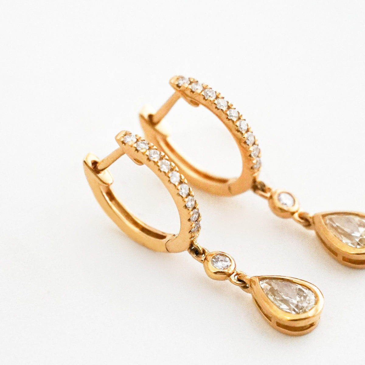 Argollas Colgantes con Diamante Natural Pera en Oro 18K