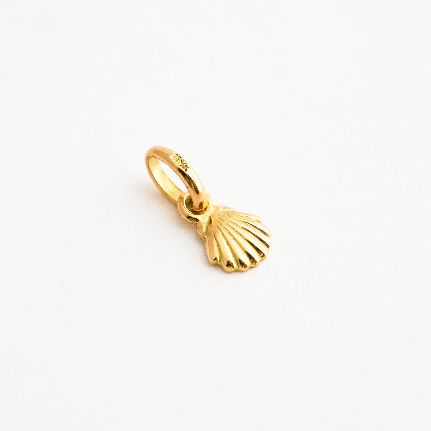 Dije Conchita Mini en Oro 18K