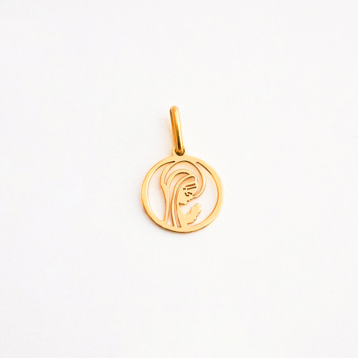 Dije Virgen en Oración Calada en Oro 18K
