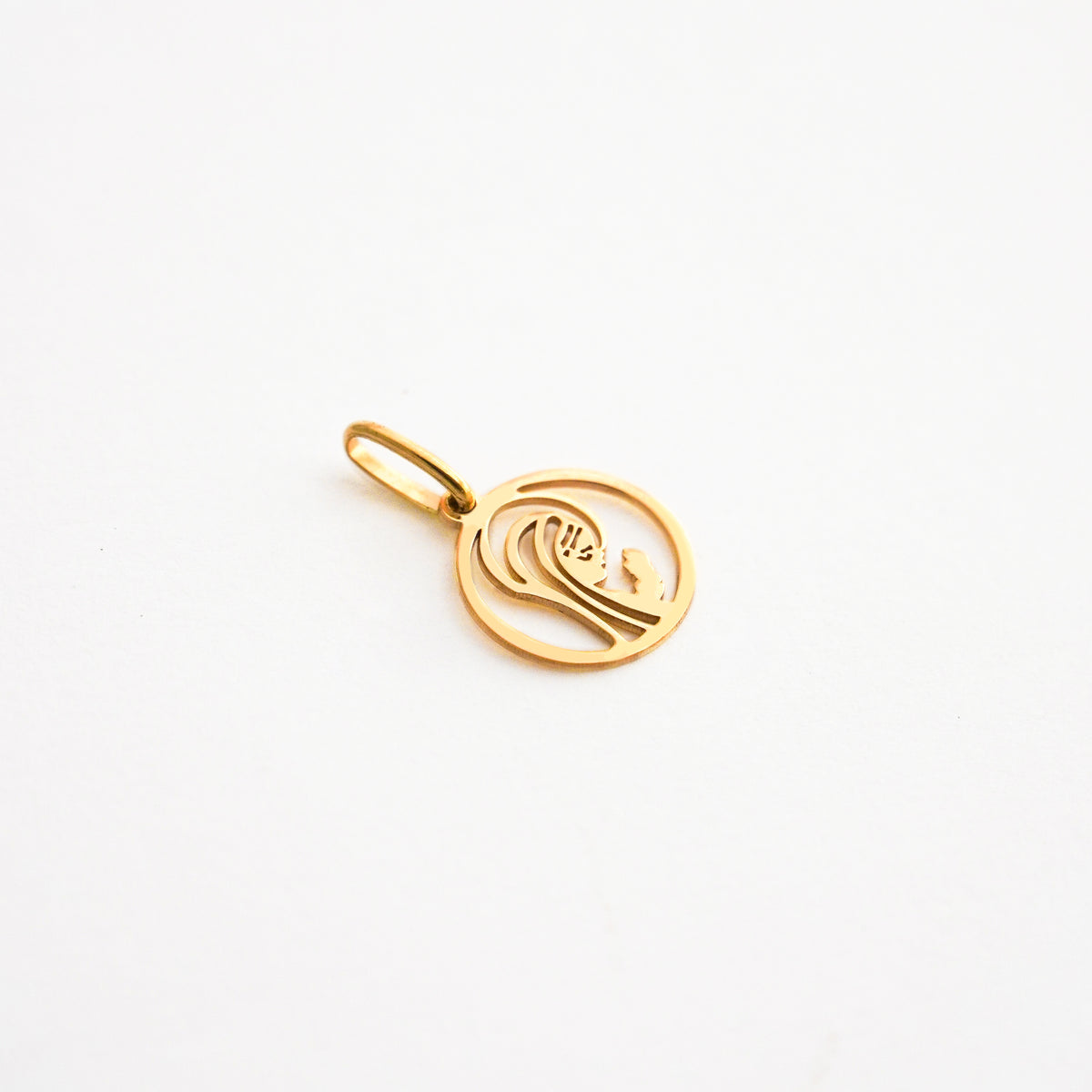 Dije Virgen en Oración Calada en Oro 18K