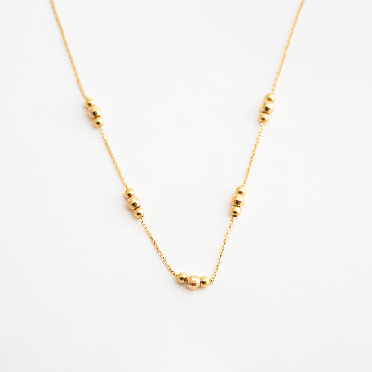 Gargantilla Tres Bolitas con Centro Diamantado en Oro 18K