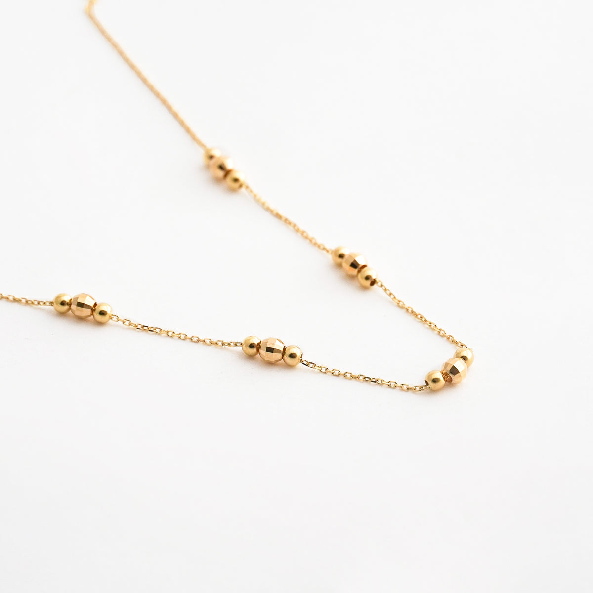 Gargantilla Tres Bolitas con Centro Diamantado en Oro 18K