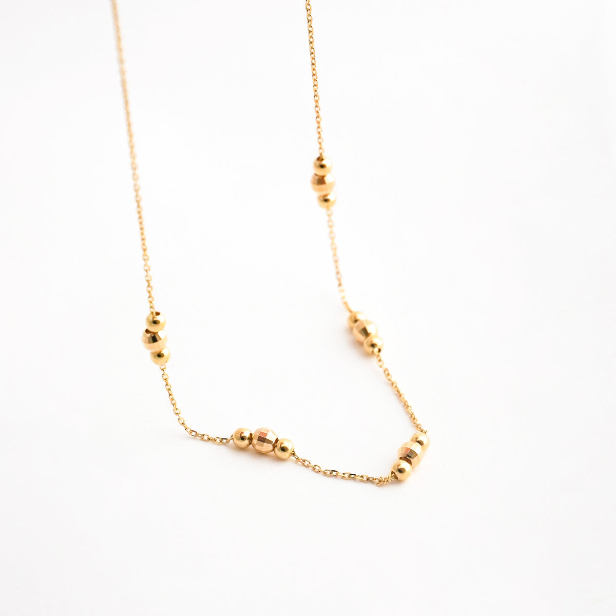 Gargantilla Tres Bolitas con Centro Diamantado en Oro 18K