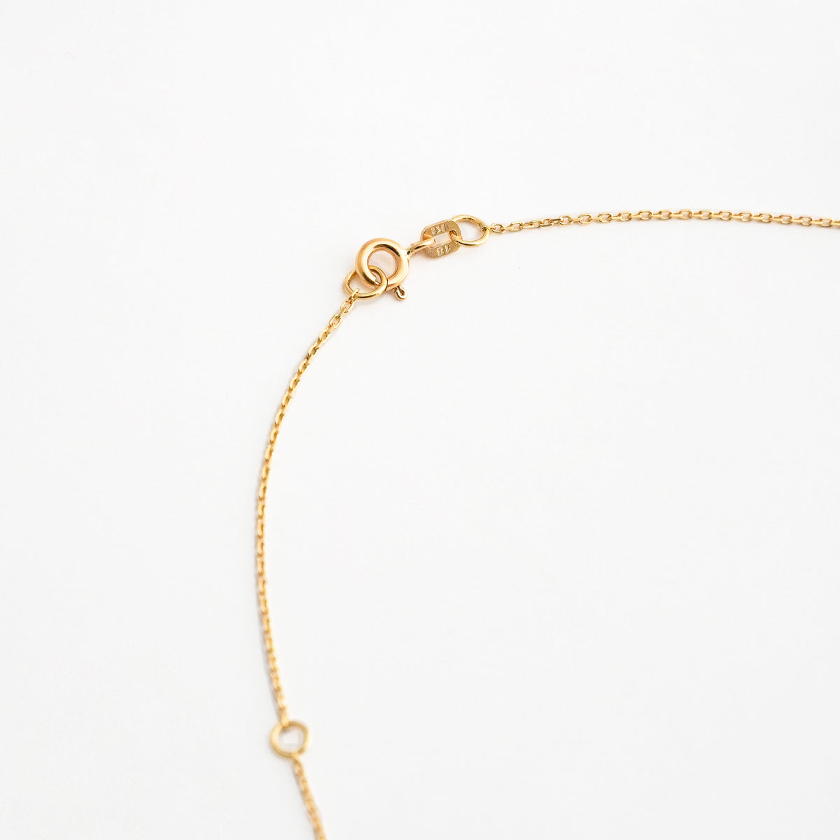 Gargantilla Tres Bolitas con Centro Diamantado en Oro 18K