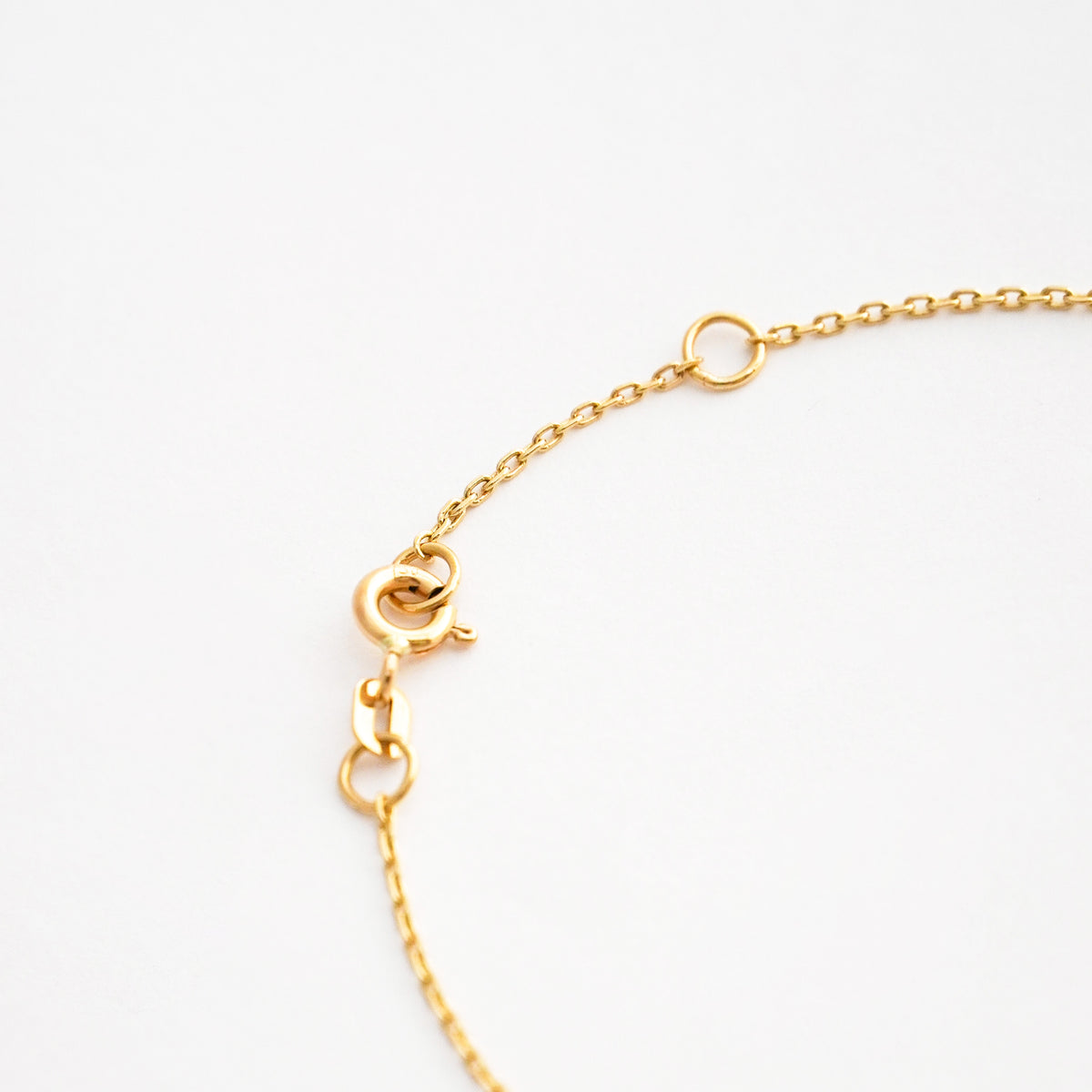 Pulsera San Benito Solitario en Oro 18K