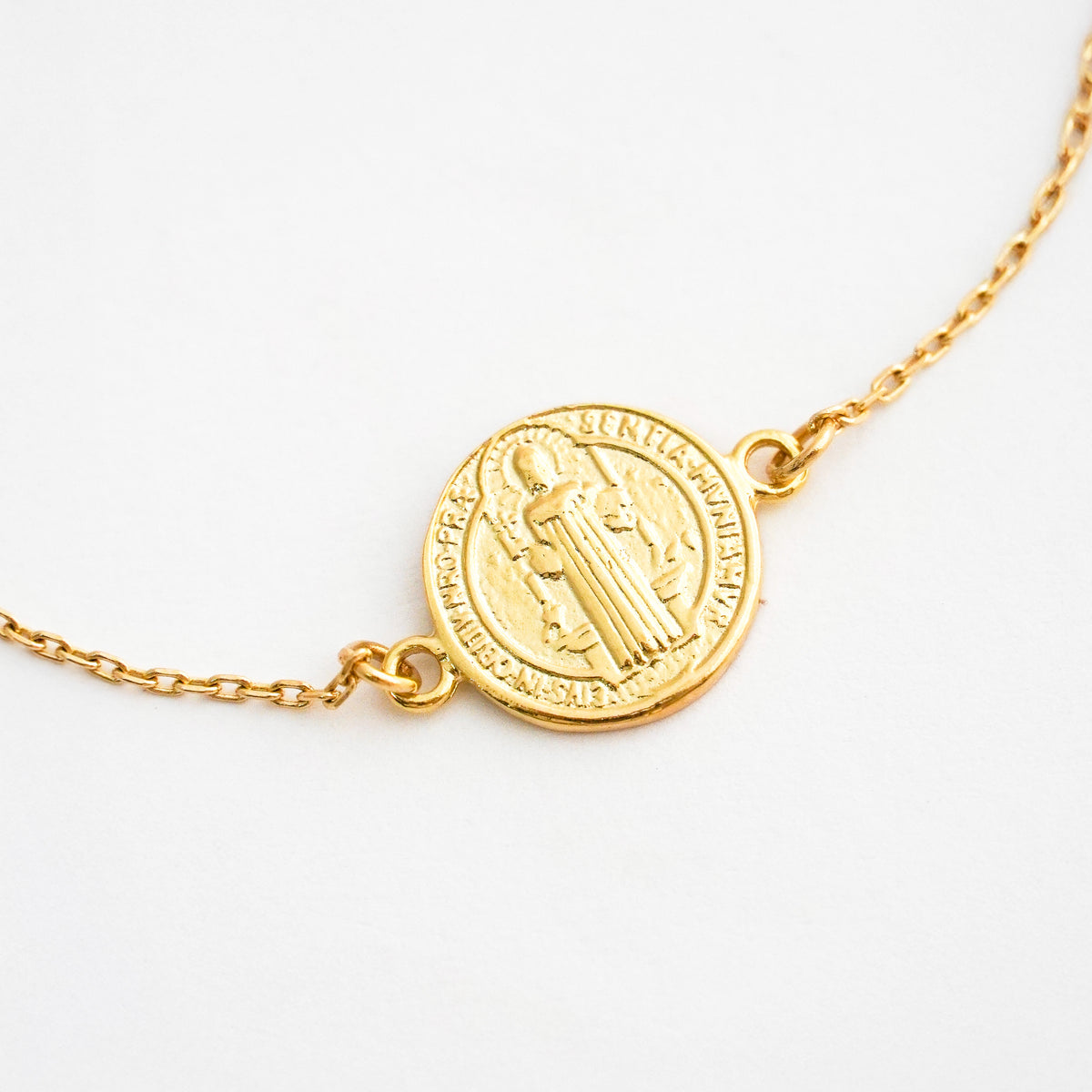 Pulsera San Benito Solitario en Oro 18K