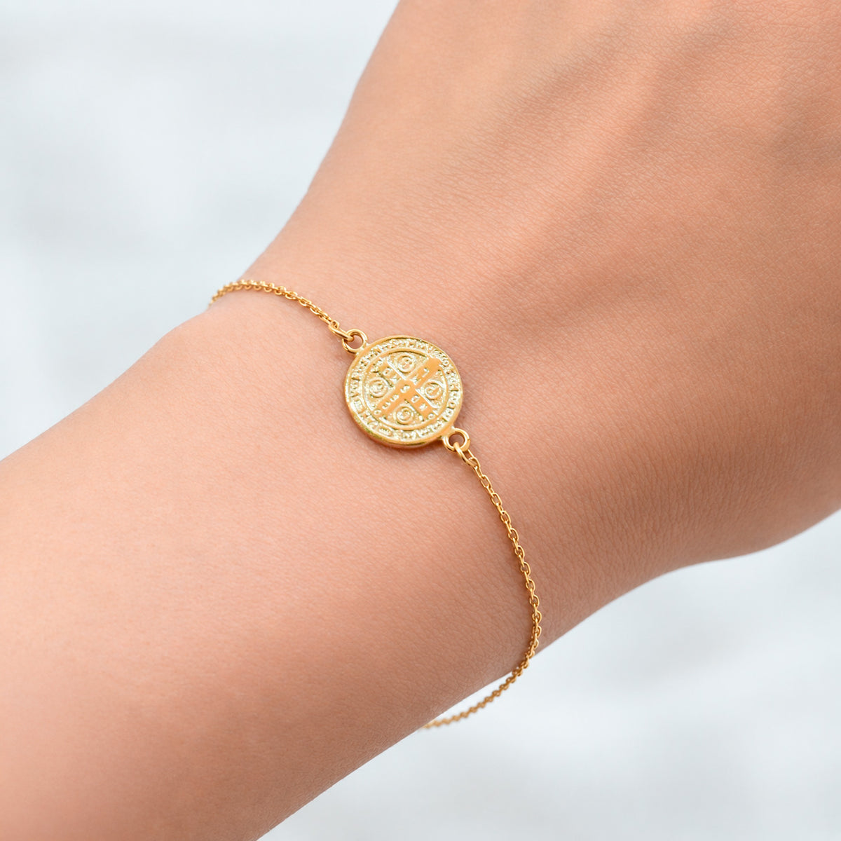 Pulsera San Benito Solitario en Oro 18K