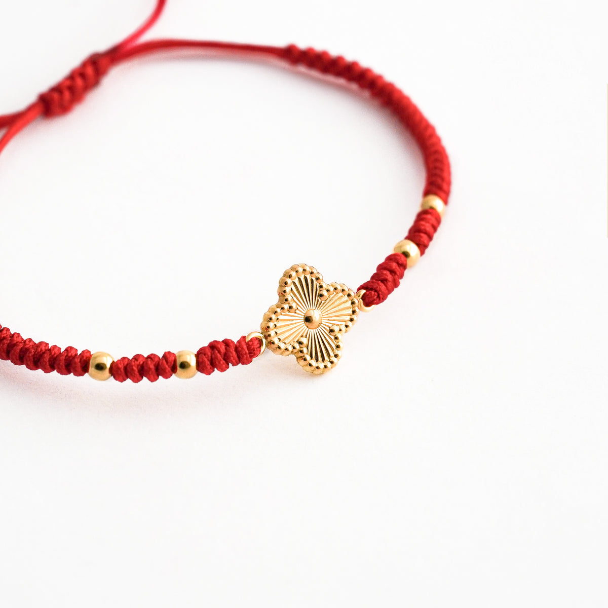 Pulsera Tejida Trébol Solitario con Bolitas en Oro 18K