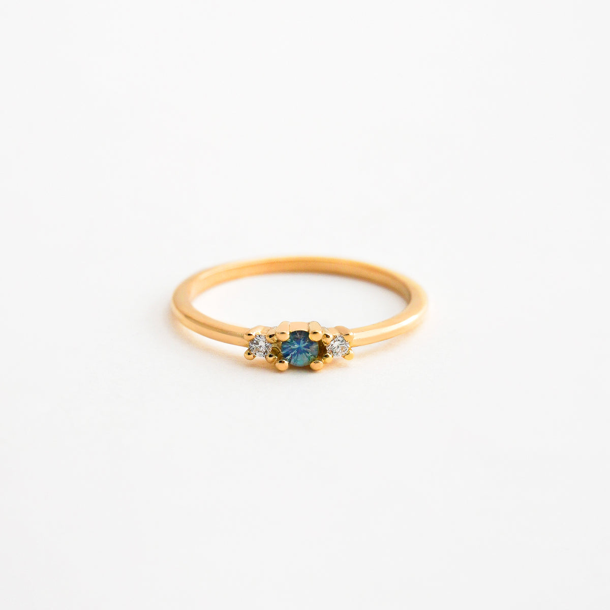 Anillo Boreal con Fancy Sapphire y Diamantes Naturales en Oro 18K