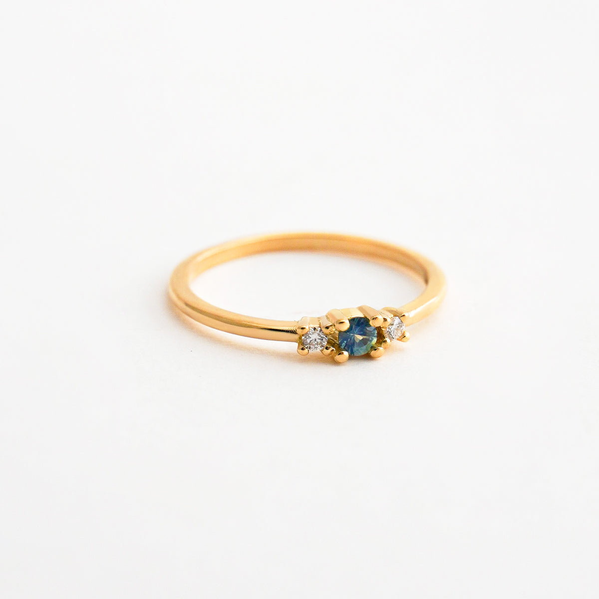 Anillo Boreal con Fancy Sapphire y Diamantes Naturales en Oro 18K