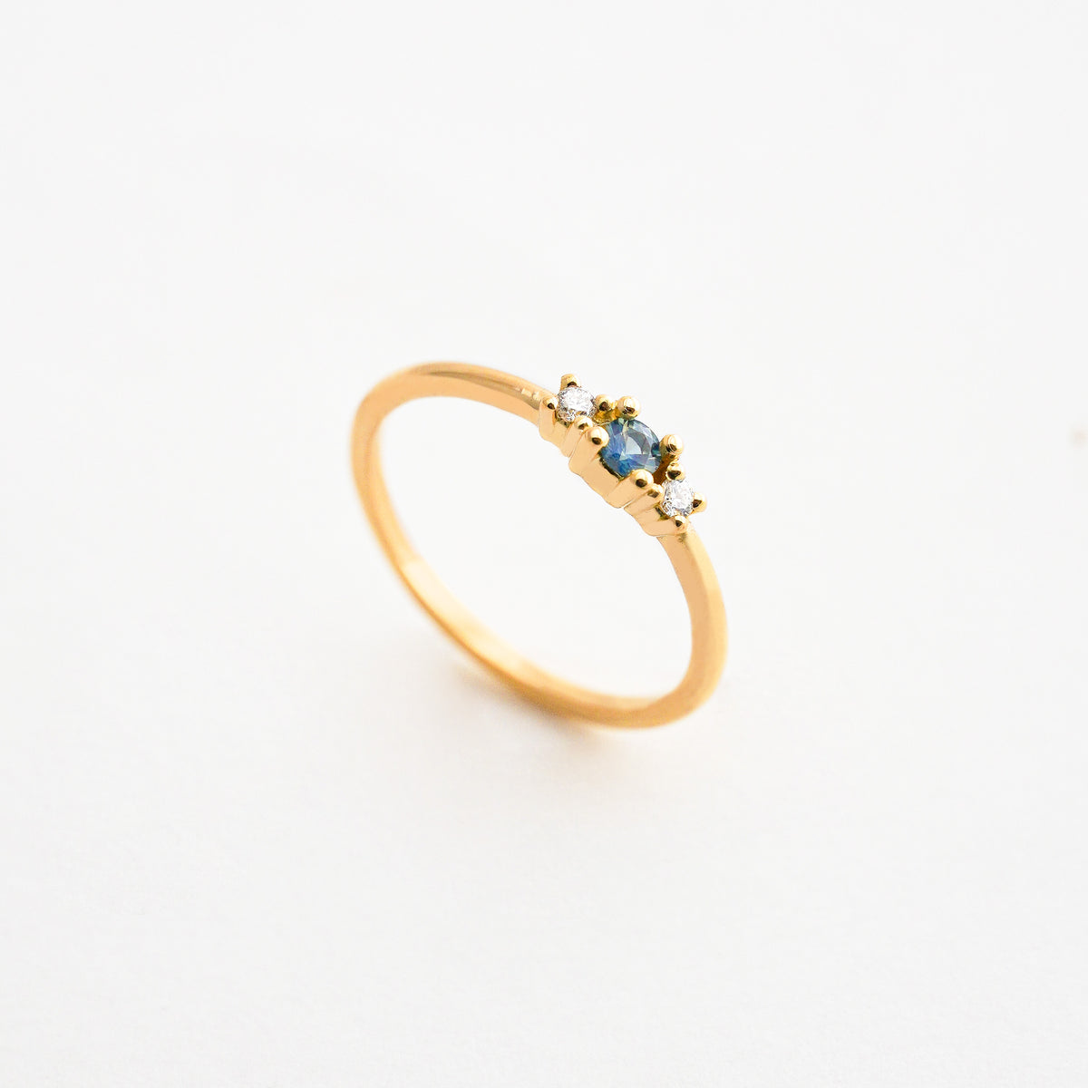 Anillo Boreal con Fancy Sapphire y Diamantes Naturales en Oro 18K