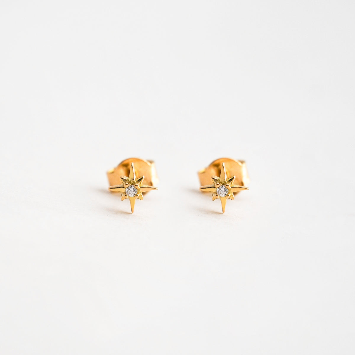 Aretes Estrella del Norte Mini con Diamantes Naturales en Oro 18K