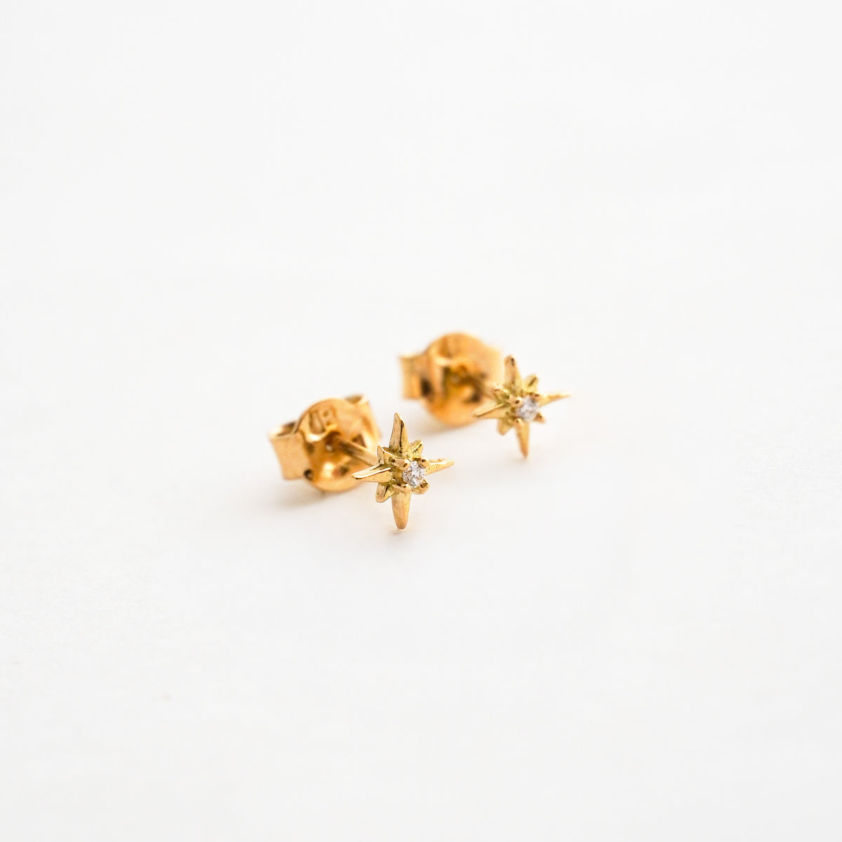 Aretes Estrella del Norte Mini con Diamantes Naturales en Oro 18K