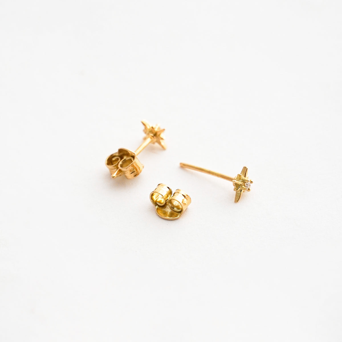 Aretes Estrella del Norte Mini con Diamantes Naturales en Oro 18K