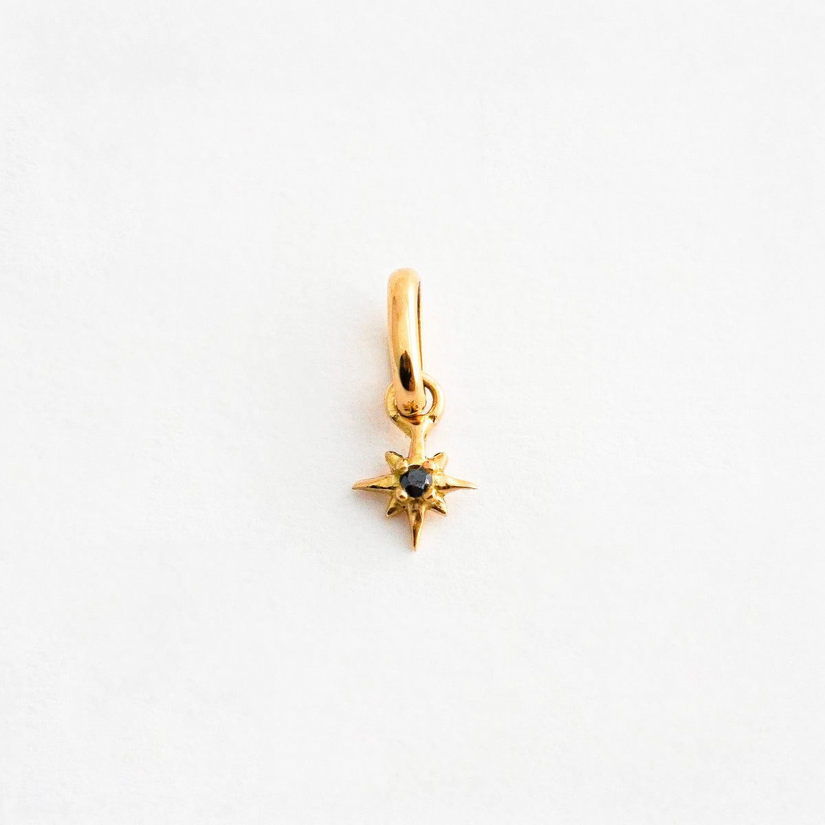 Dije Estrella del Norte Mini con Diamante Natural Negro en Oro 18K
