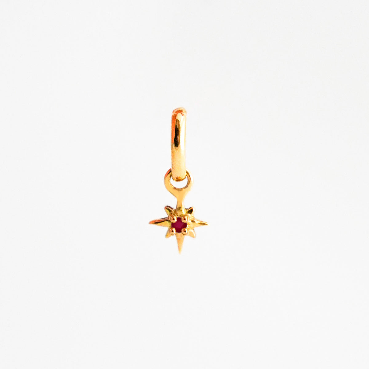 Dije Estrella del Norte Mini con Rubí en Oro 18K