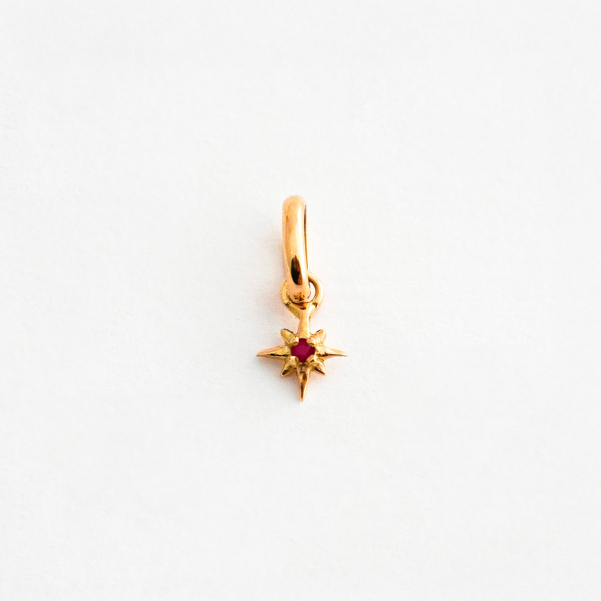 Dije Estrella del Norte Mini con Rubí en Oro 18K