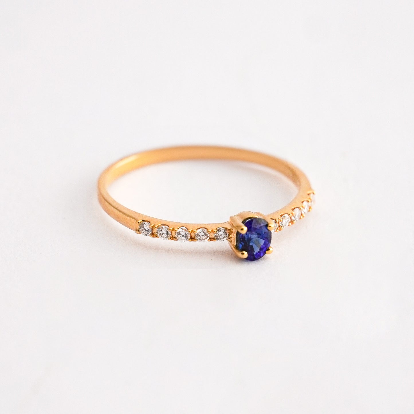 Anillo mini rivier con Zafiro Oval en Oro 18K