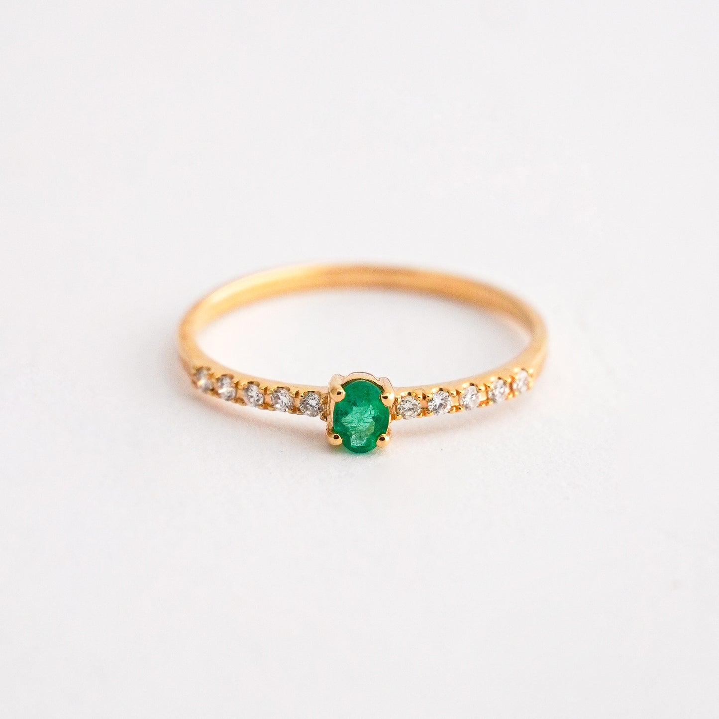 Anillo mini rivier con Esmeralda Oval en Oro 18K
