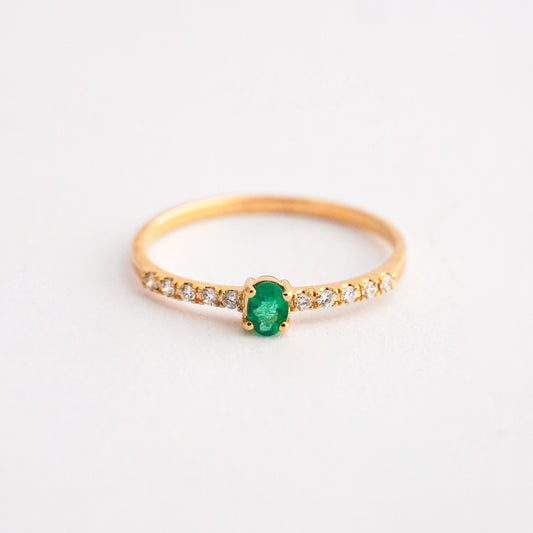 Anillo mini rivier con Esmeralda Oval en Oro 18K