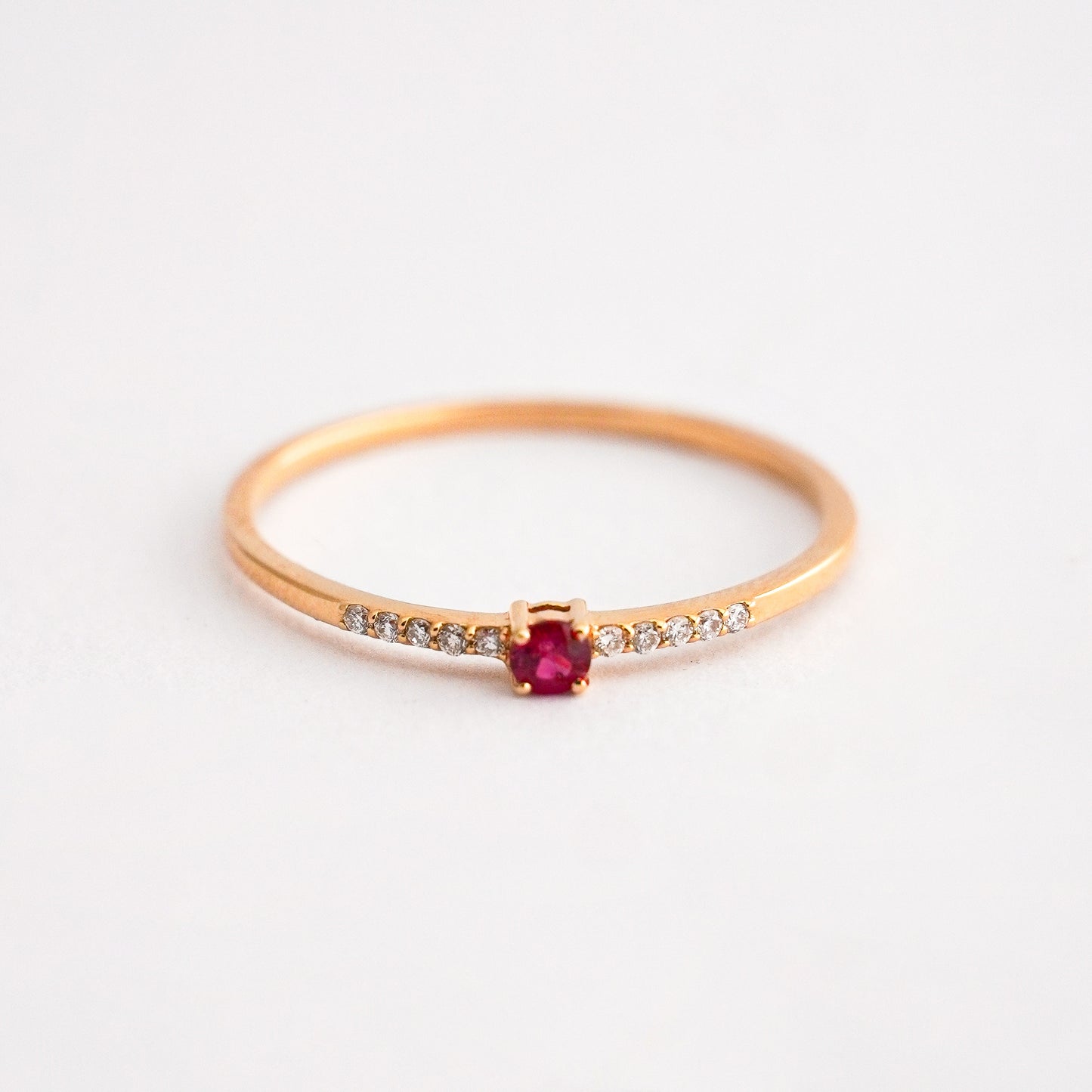 Anillo mini rivier con Rubí redondo en Oro 18K