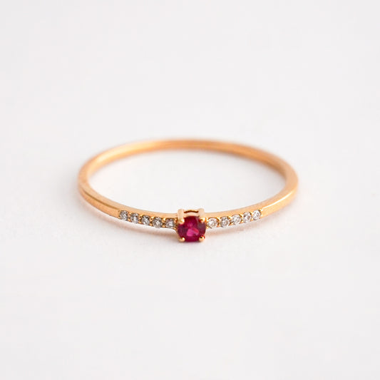 Anillo mini rivier con Rubí redondo en Oro 18K