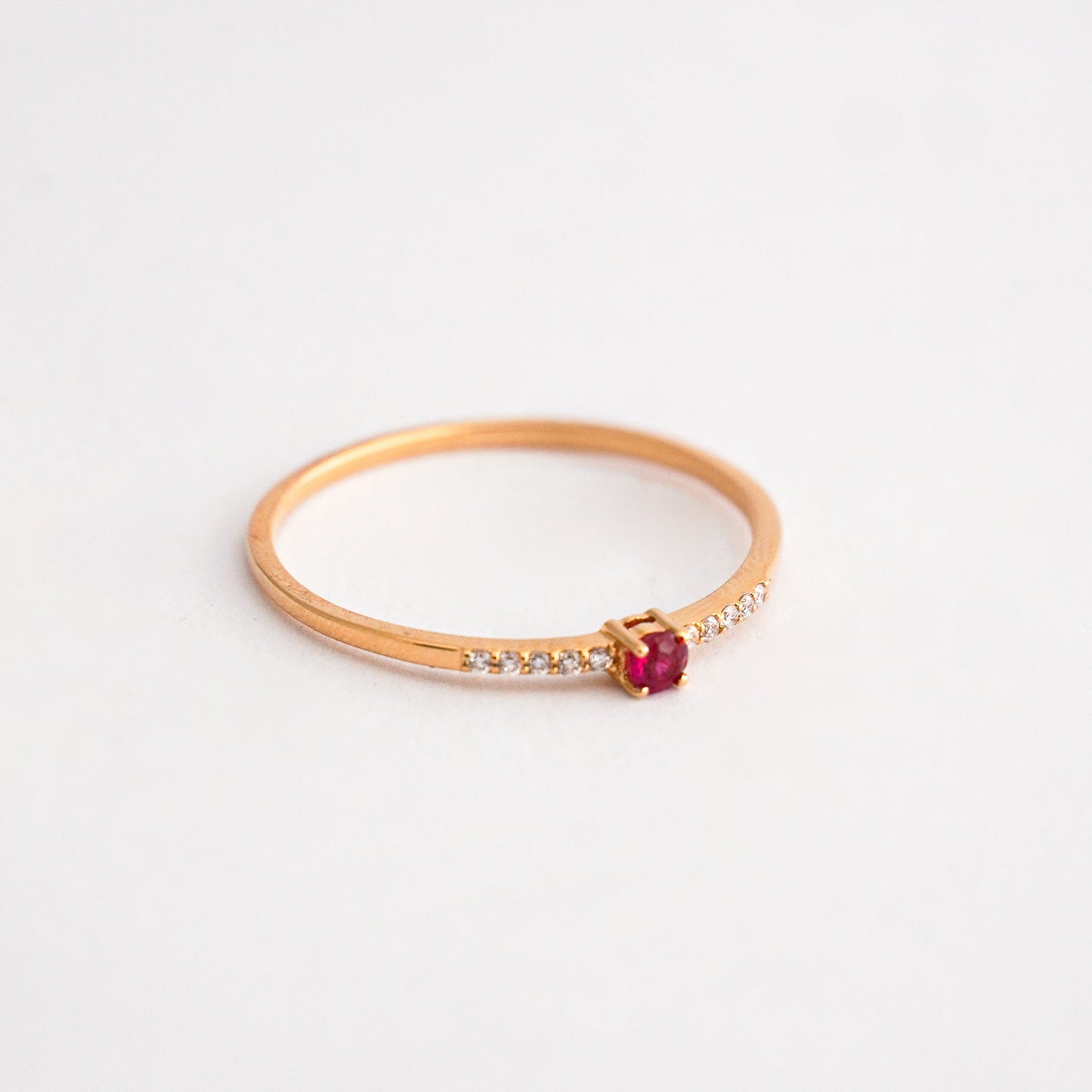 Anillo mini rivier con Rubí redondo en Oro 18K