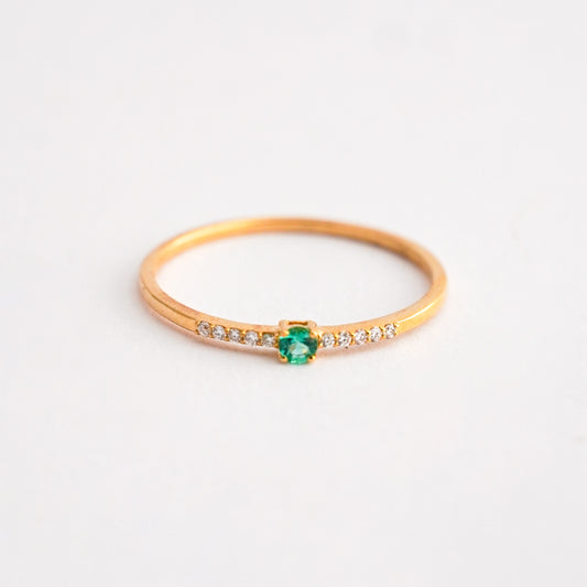 Anillo mini rivier con Esmeralda redondo en Oro 18K