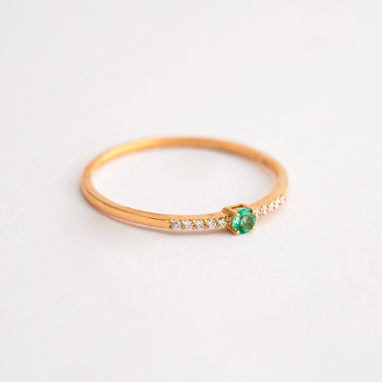 Anillo mini rivier con Esmeralda redondo en Oro 18K