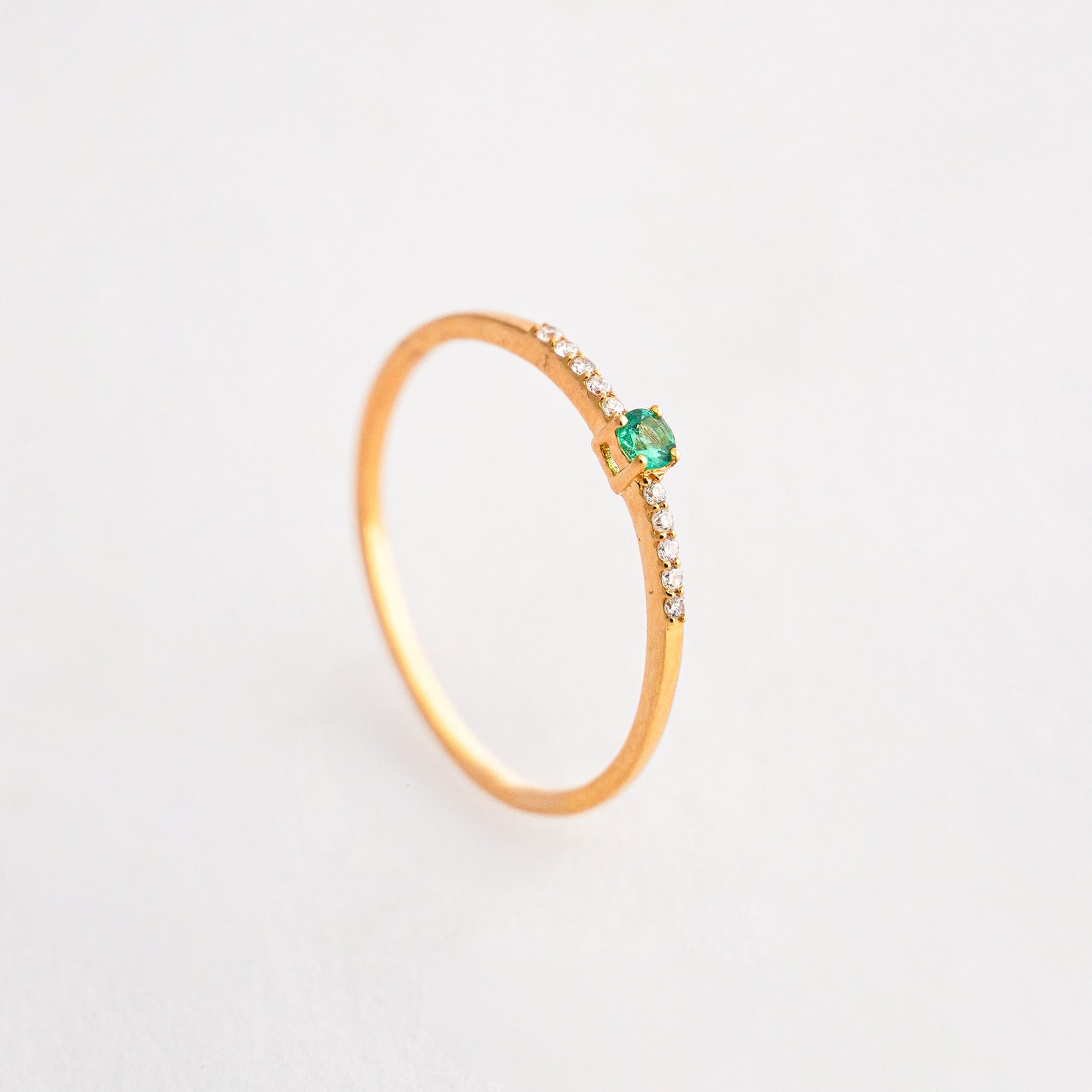 Anillo mini rivier con Esmeralda redondo en Oro 18K