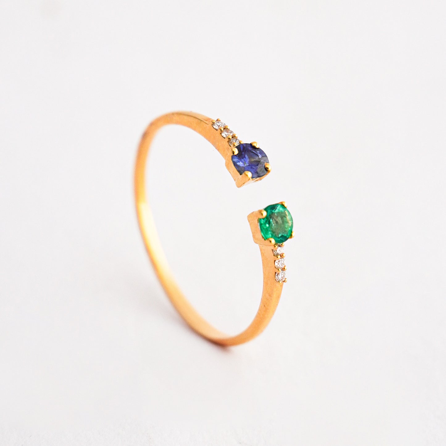 Anillo Rivier Dual Zafiro y Esmeralda en Oro 18K