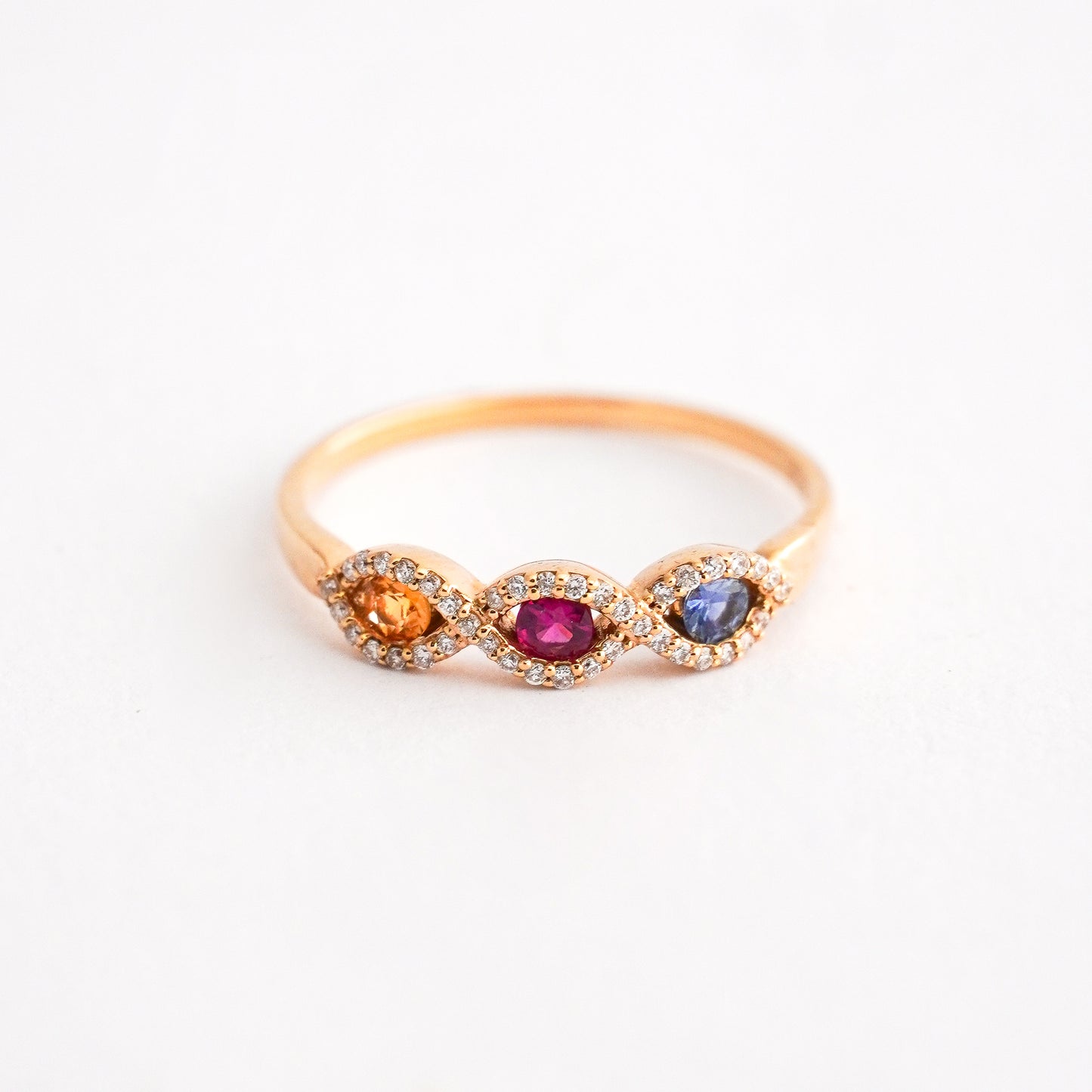 Anillo Divine Eyes con Rubí, Zafiros y diamantes en Oro 18K
